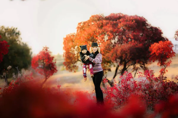 Mère Fille Posant Dans Jardin Automne — Photo