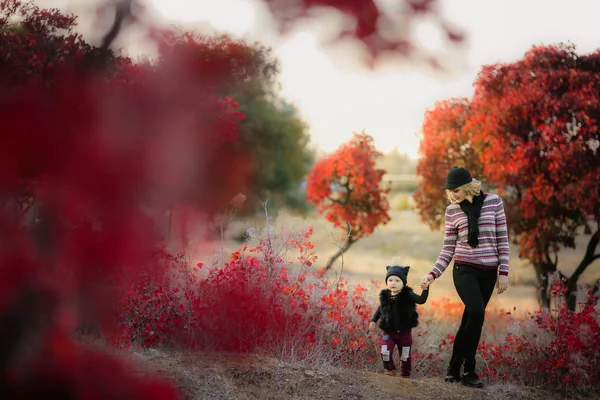 Madre Figlia Posa Nel Giardino Autunnale — Foto Stock