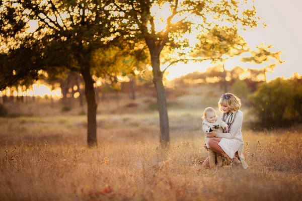 Vacker Mor Och Dotter Som Poserar Trädgården Vid Solnedgången — Stockfoto