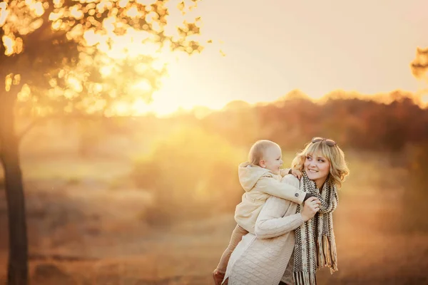 Schöne Mutter Und Tochter Posieren Garten Bei Sonnenuntergang — Stockfoto