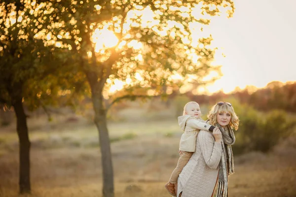 Schöne Mutter Und Tochter Posieren Garten Bei Sonnenuntergang — Stockfoto