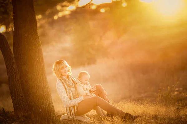 Красивая Мать Дочь Позируют Саду Закате — стоковое фото