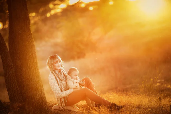 Vacker Mor Och Dotter Som Poserar Trädgården Vid Solnedgången — Stockfoto