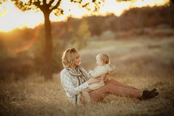 Mãe Filha Posando Pôr Sol Jardim Outono — Fotografia de Stock