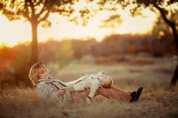 Matka Dcera Pózuje Při Západu Slunce Podzimní Zahradě — Stock fotografie