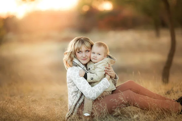 Mor Och Dotter Som Poserar Vid Solnedgången Höst Trädgård — Stockfoto