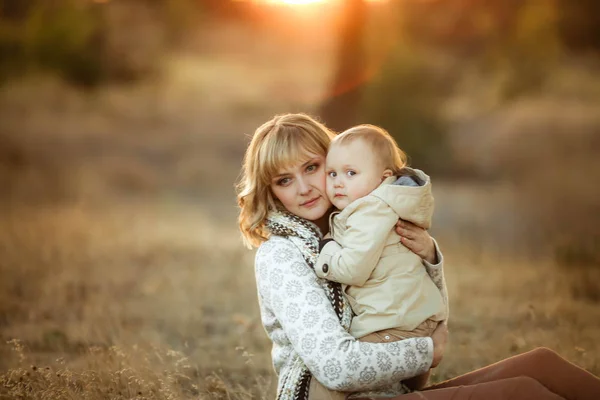 Mutter Und Tochter Posieren Bei Sonnenuntergang Herbstgarten — Stockfoto