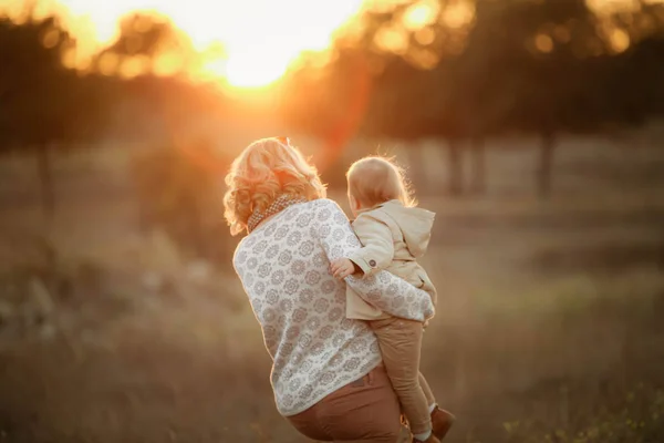 Mor Och Dotter Som Poserar Vid Solnedgången Höst Trädgård — Stockfoto