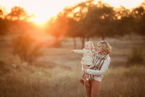 Mutter Und Tochter Posieren Bei Sonnenuntergang Herbstgarten — Stockfoto