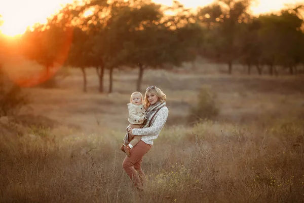 Mor Och Dotter Som Poserar Vid Solnedgången Höst Trädgård — Stockfoto