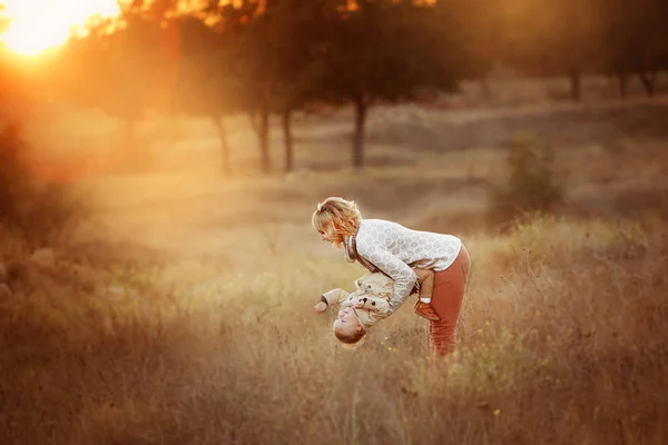 Madre Figlia Posa Tramonto Nel Giardino Autunnale — Foto Stock