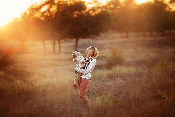 Μητέρα Και Κόρη Ποζάρουν Στο Ηλιοβασίλεμα Στον Φθινοπωρινό Κήπο — Φωτογραφία Αρχείου