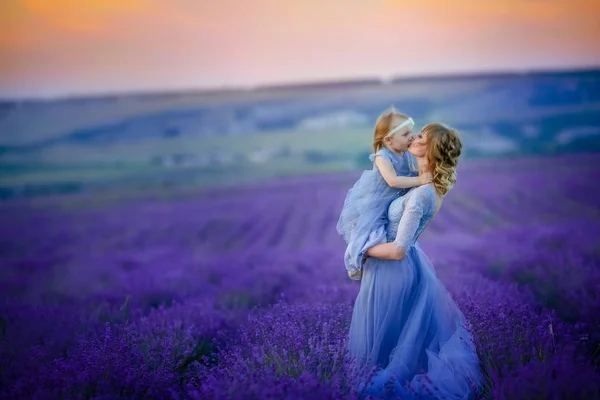 Madre Figlia Posa Sul Campo Lavanda — Foto Stock