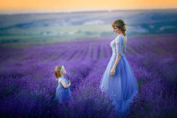 Moeder Dochter Poseren Lavendel Veld — Stockfoto