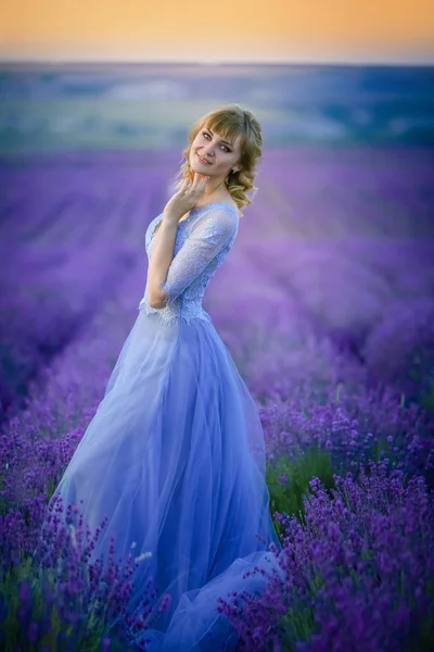 Schöne Frau Blauem Kleid Posiert Auf Lavendelfeld — Stockfoto