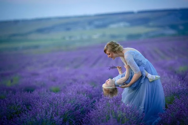 Mother Daughter Posing Lavender Field — Stock Photo, Image