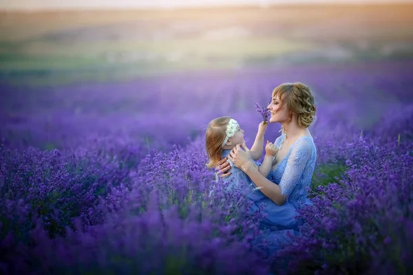 Mor Och Dotter Poserar Lavendelfält — Stockfoto