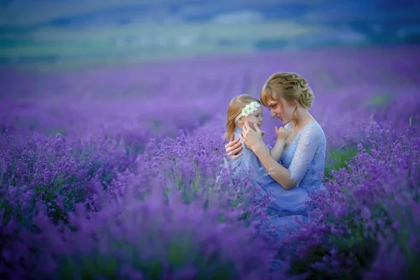 Madre Figlia Posa Sul Campo Lavanda — Foto Stock