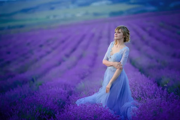 Mooie Vrouw Blauwe Jurk Poseren Lavendel Veld — Stockfoto