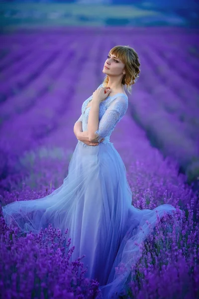 Hermosa Mujer Vestido Azul Posando Campo Lavanda — Foto de Stock