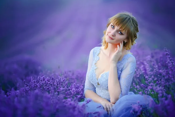 Beautiful Woman Blue Dress Posing Lavender Field — Stock Photo, Image