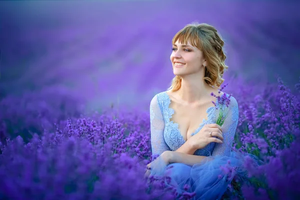 Hermosa Mujer Vestido Azul Posando Campo Lavanda — Foto de Stock