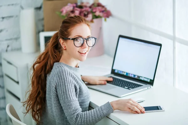 Belle Femme Aux Cheveux Rouges Sur Lieu Travail Posant Bureau — Photo