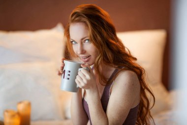 güzel kırmızı saçlı kadın kahve içme 