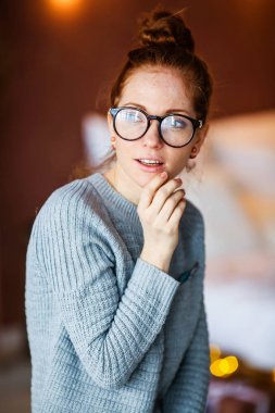 genç kız güzel dekore edilmiş Noel Oda sandalyede oturan poz gözlük 