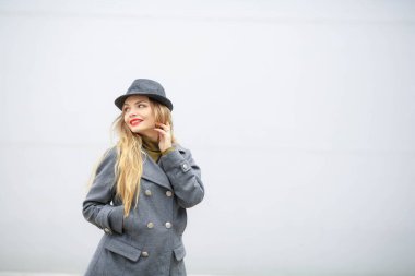 Açık Gri şapka ve paltosunu giyen güzel sarışın kadın portresi 