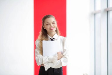 kırmızı ve beyaz duvara poz güzel iş kadını 