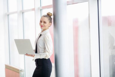 Laptop ile poz güzel iş kadını 