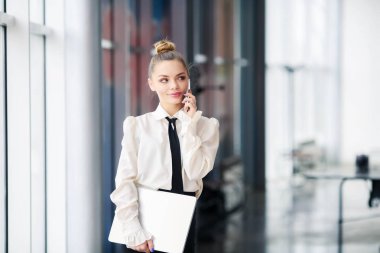 dizüstü bilgisayar ve telefon güzel iş kadını 