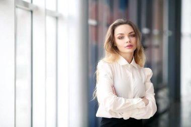 güzel sarışın iş kadını ofiste poz 