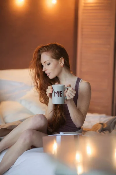 コーヒーを飲みながら美しい赤い髪の女性 — ストック写真