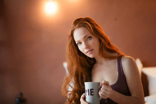 Mooie Rode Donkerharige Vrouw Koffie Drinken — Stockfoto
