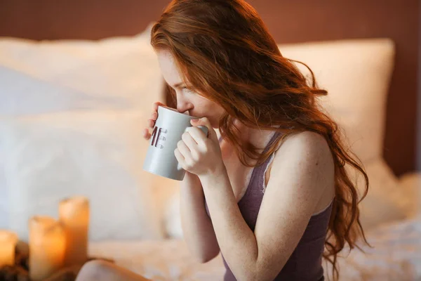 コーヒーを飲みながら美しい赤い髪の女性 — ストック写真