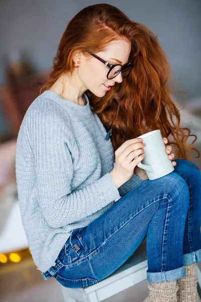 Mooie Jonge Rode Donkerharige Vrouw Poseren Met Mok — Stockfoto