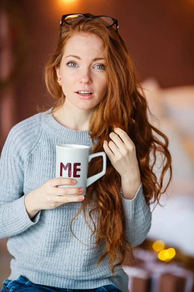 Bela Jovem Ruiva Mulher Posando Com Caneca — Fotografia de Stock