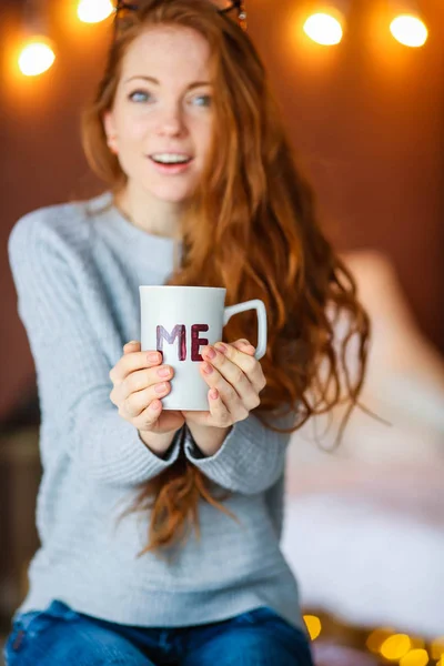 Bela Jovem Ruiva Mulher Posando Com Caneca — Fotografia de Stock