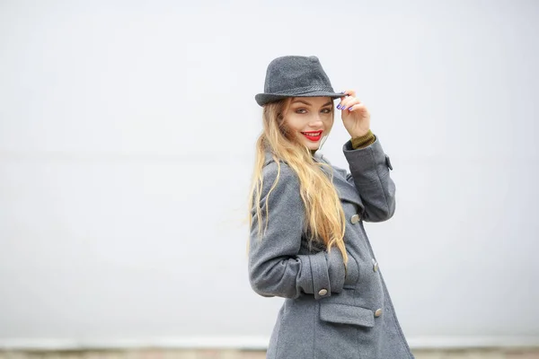 Outdoor Portrait Beautiful Blonde Woman Wearing Grey Hat Coat — Stock Photo, Image