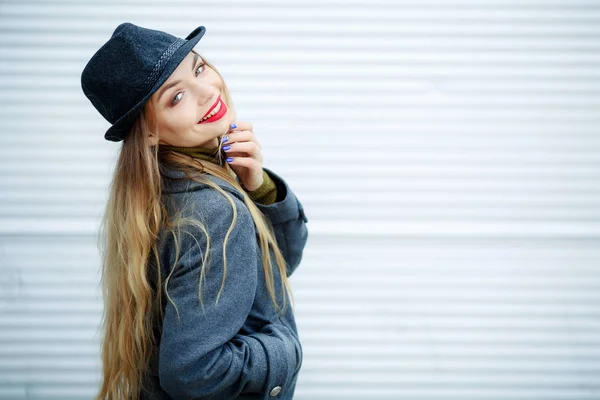 Outdoor Portrait Beautiful Blonde Woman Wearing Grey Hat Coat — Stock Photo, Image