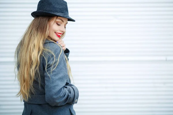 Outdoor Portrait Beautiful Blonde Woman Wearing Grey Hat Coat — Stock Photo, Image