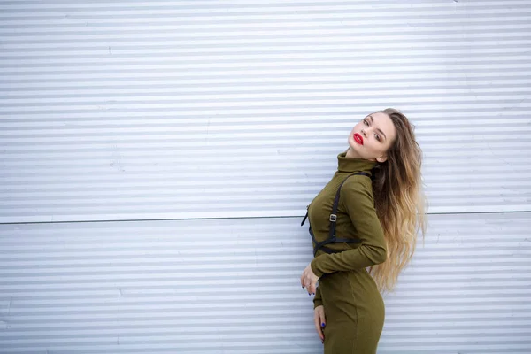 Joven Hermosa Mujer Posando Aire Libre Con Vestido Verde — Foto de Stock