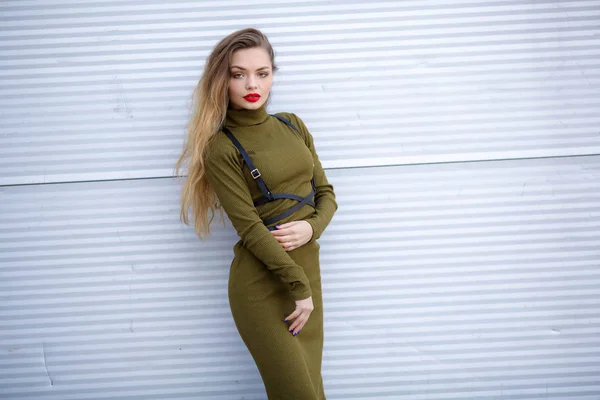 Young Beautiful Woman Posing Outdoors Wearing Green Dress — Stock Photo, Image