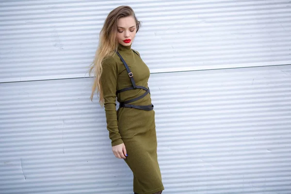Jovem Bela Mulher Posando Livre Vestindo Vestido Verde — Fotografia de Stock