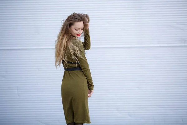 Jovem Bela Mulher Posando Livre Vestindo Vestido Verde — Fotografia de Stock