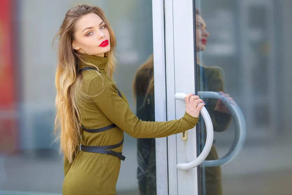 Young Beautiful Woman Posing Outdoors Wearing Green Dress — Stock Photo, Image