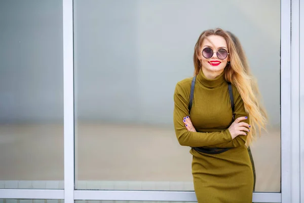 Jovem Bela Mulher Posando Livre Vestindo Vestido Verde — Fotografia de Stock