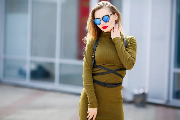 Junge Schöne Frau Posiert Freien Mit Grünem Kleid Und Sonnenbrille — Stockfoto